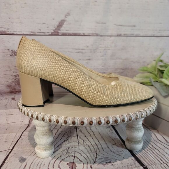 Vintage Stuart Weitzman Women's Beige Square Toe Pump Heels Size 8.5B - Picture 7 of 13